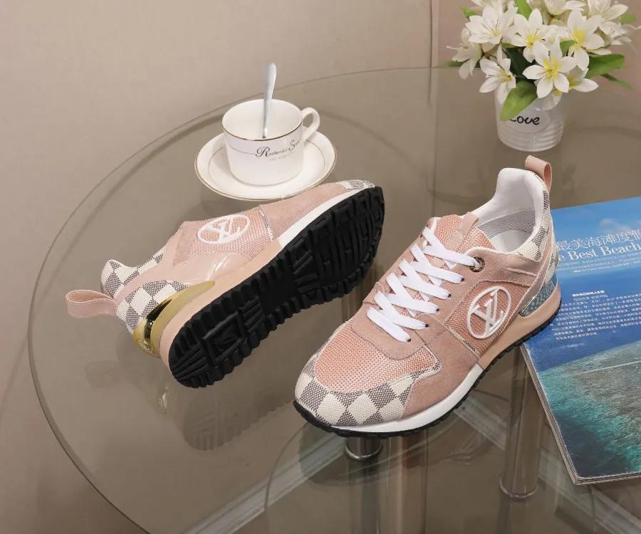 👟👟Ex-factory price 400👟👟 Men's size +10 Couple style, 2019 spring and summer new LOUIS VUITTON The same style of casual sports shoes is launched on Louis Vuitton's official website. Fabric: imported cowhide/cow velvet/breathable mesh, (imported mesh with silicone LV logo), rubber combination outsole, 2cm behind the sole, built-in 0.5cm comfortable feet, size 35-41 for women, 39-46 for men, welcome new and old customers to repost pictures for sale
